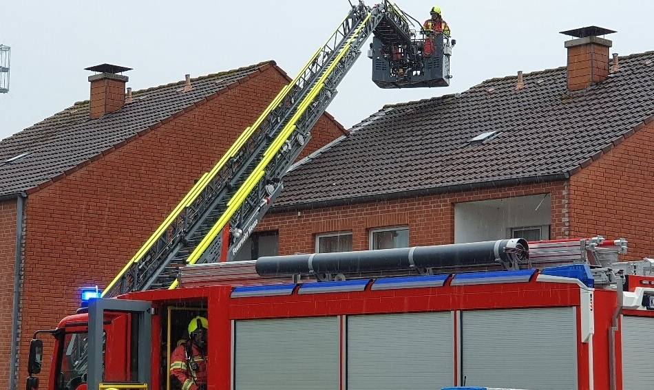 Feuerwehr im Einsatz: Unwetter – Blitz schlägt in Wohnhaus in Weeze ein