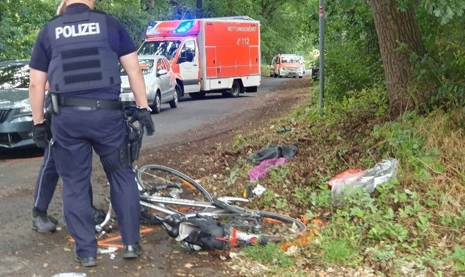 Verkehrsunfall in Nütterden: Radfahrer kollidiert am Wolfsberg mit Auto und wird schwer verletzt