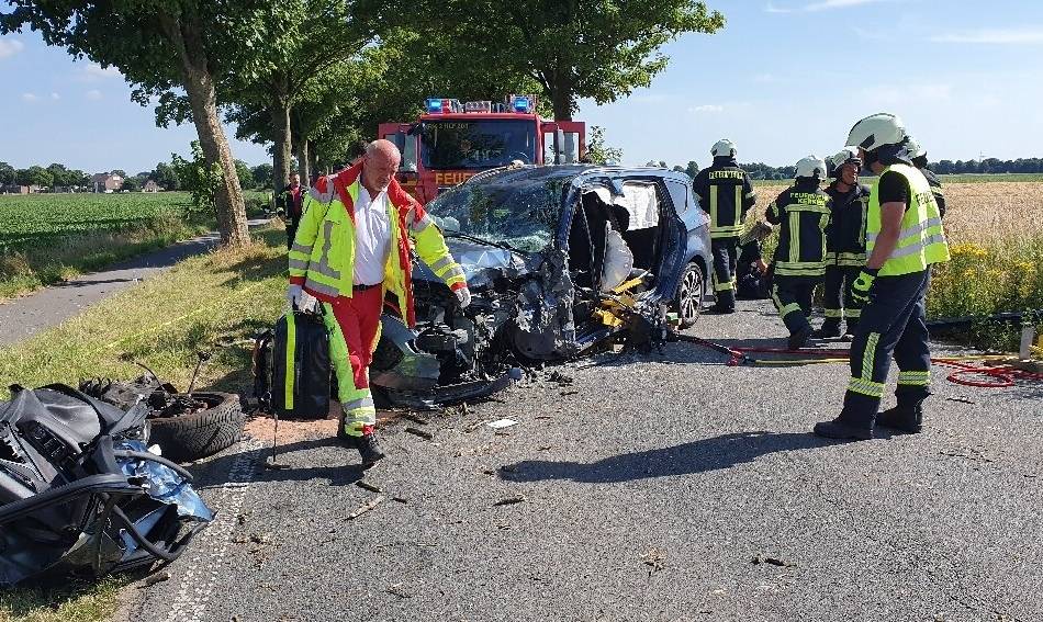 Schwerer Unfall am Montag: Autofahrer nach Crash in Aldekerk 45 Minuten eingeklemmt