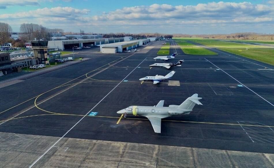 Flugzeugabsturz in Wohnhaus in Kleinenbroich: Betroffenheit am Flughafen Mönchengladbach – „Stimmung war sehr bedrückt“