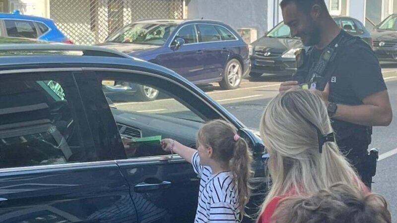 Verkehrsaktion in Mönchengladbach: Kinder verpassen Autofahrern Denkzettel vor Schulen