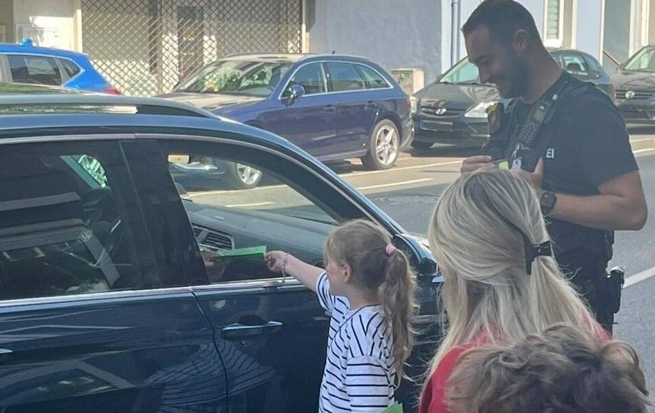 Verkehrsaktion in Mönchengladbach: Kinder verpassen Autofahrern Denkzettel vor Schulen