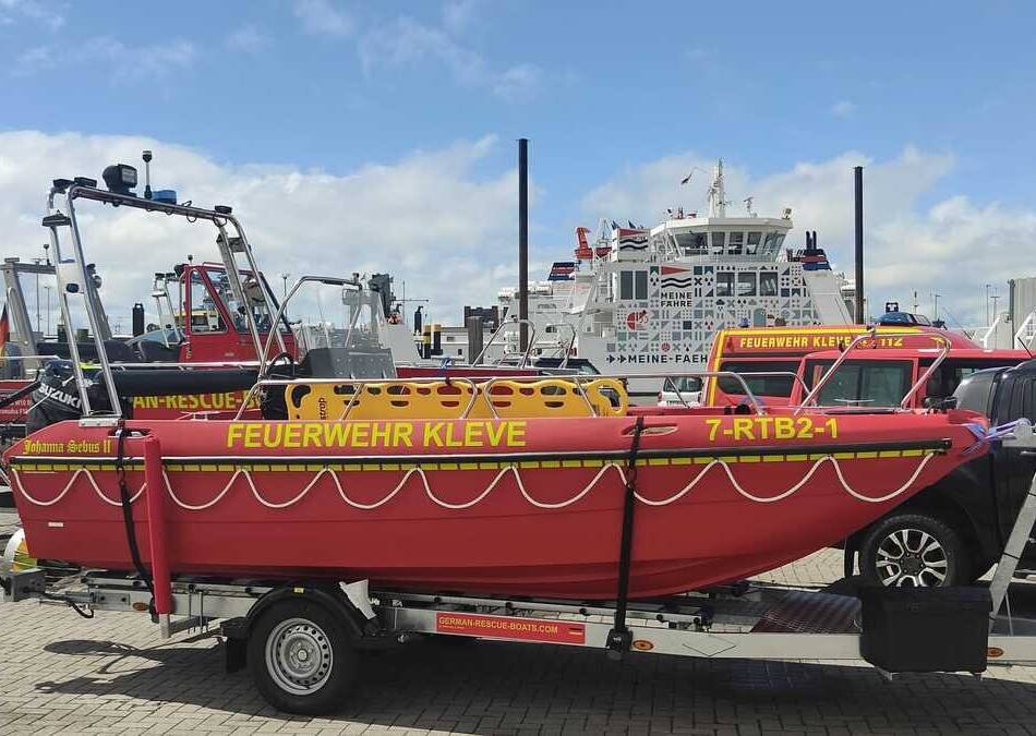 Für die Wasserrettung: Leicht, schnell, einsatzbereit – Kleves Feuerwehr geht mit neuen Booten aufs Wasser