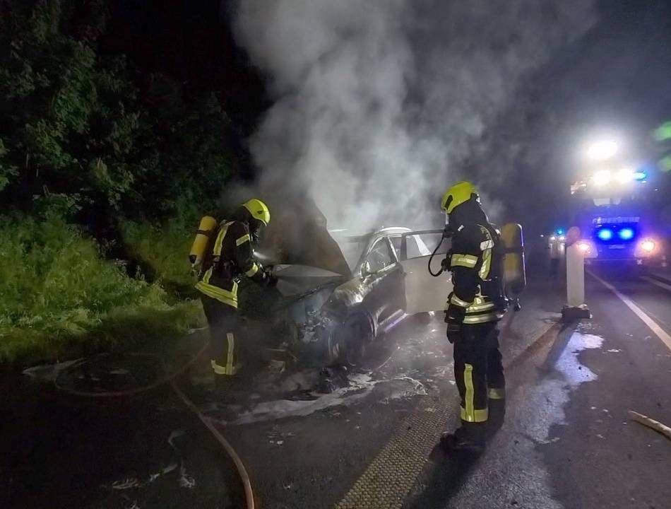 Flugzeugabsturz, vollgelaufene Keller, brennendes Auto, Helfer für andere Wehren: Feuerwehr aus Jüchen bei zehn Einsätzen gefordert