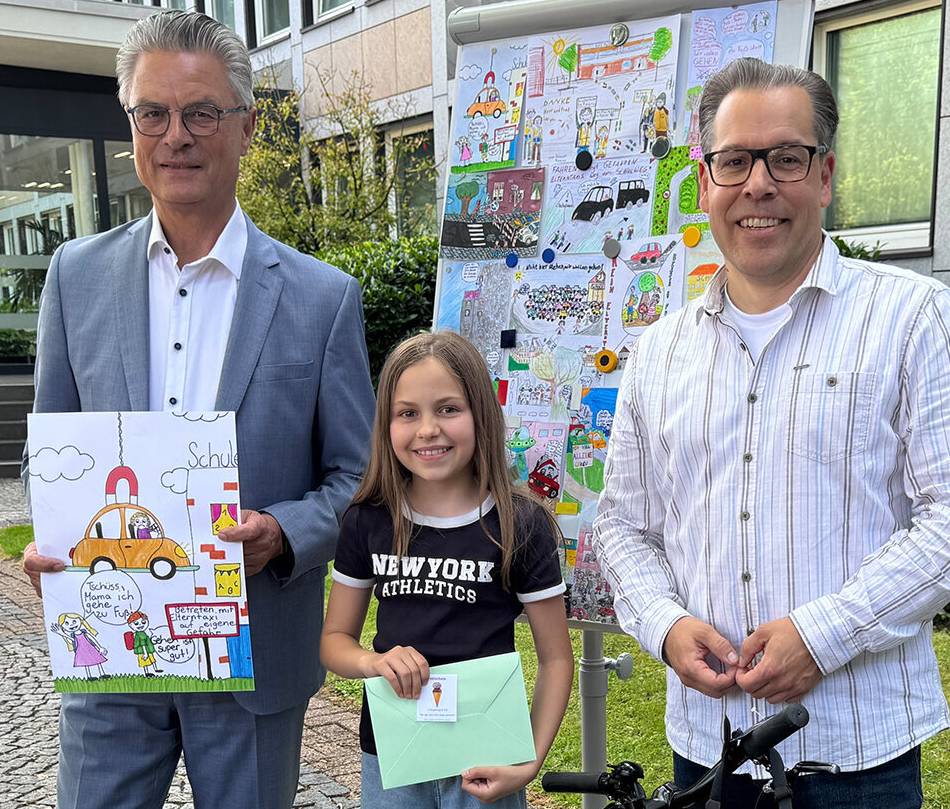 Flyer „Wir wollen gehen! Zu Fuß statt Elterntaxi“: Monheimerin Amelia Jochemczyk gewinnt Kreativwettbewerb