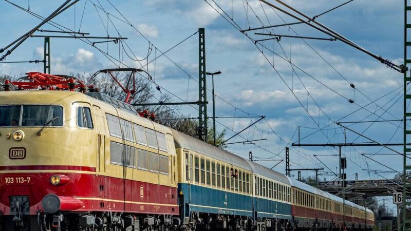 Bahn aus den 70er-Jahren: Mit einem historischen Inter-City von Düsseldorf den Rhein entlang – inklusive Kanzlerwagen