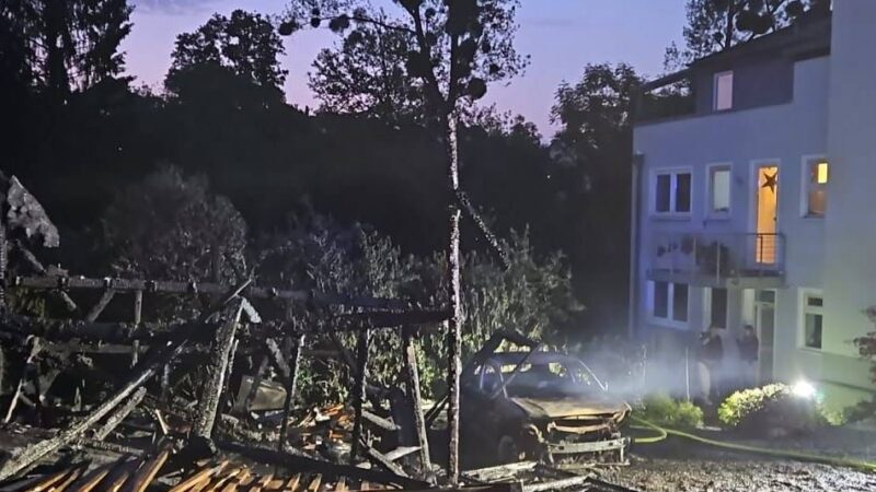 Nächtlicher Feuerwehr-Einsatz in Wermelskirchen: Flammen von brennendem Pkw greifen auf Scheune über