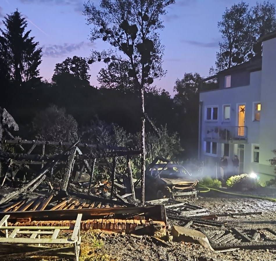 Nächtlicher Feuerwehr-Einsatz in Wermelskirchen: Flammen von brennendem Pkw greifen auf Scheune über