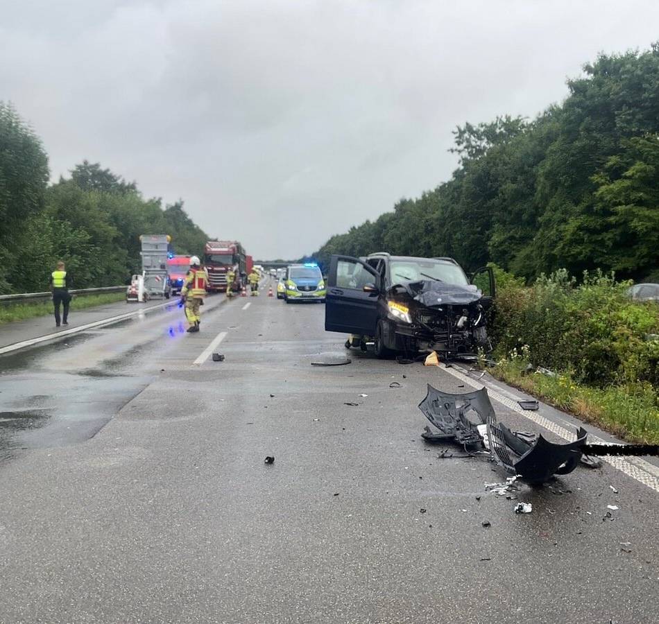 Einheiten Alpen und Veen im Einsatz: Mehrere Verletzte bei zwei schweren Unfällen auf der A57