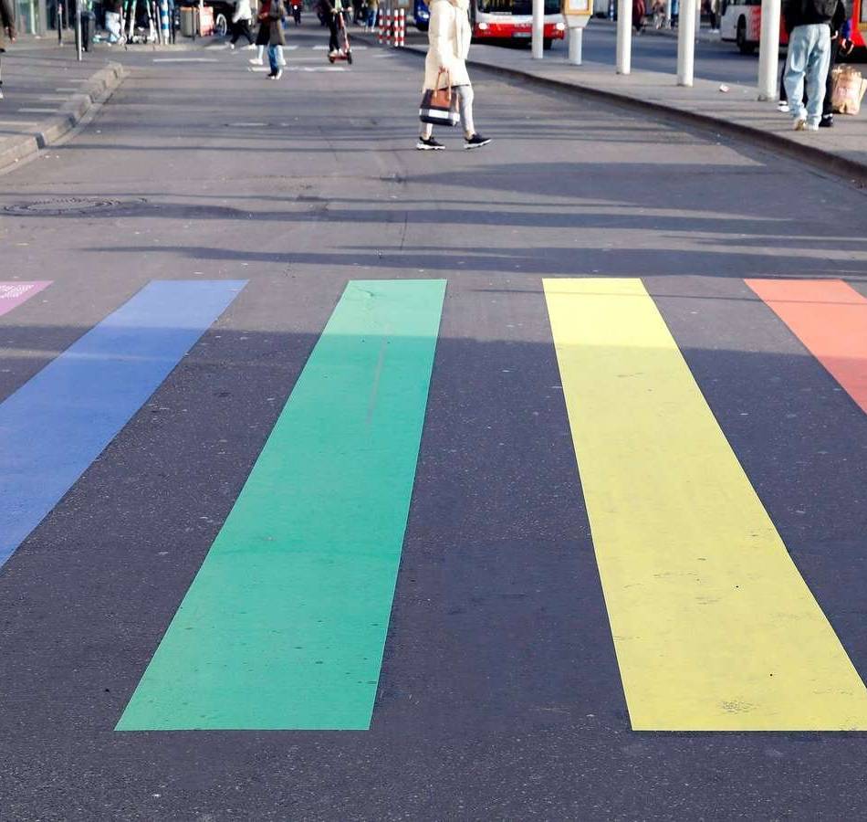 Als „sichtbares Zeichen für Toleranz“: Hilden beschließt „Regenbogen“ als Zebrastreifen