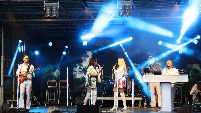 Gelungenes Event des Kulturkreises der Wirtschaft in Nettetal: Perfekter Abba-Abend auf Burg Bocholt