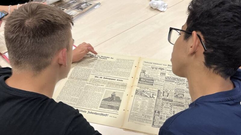 Zu Besuch im Hildener Stadtarchiv: Schüler begeben sich auf die Spuren der Vergangenheit