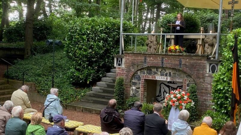 150 Menschen im Kreuzgarten Schaag: Berührende Feierstunde für Frieden und Freiheit