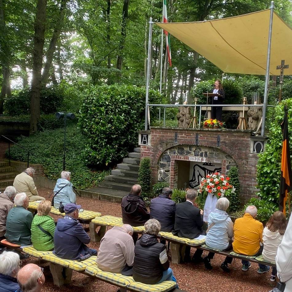 150 Menschen im Kreuzgarten Schaag: Berührende Feierstunde für Frieden und Freiheit