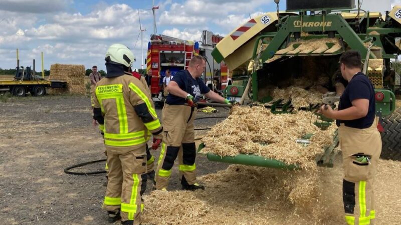 Feuer bei Gustorf: Feuerwehr löscht brennende Ballenpresse