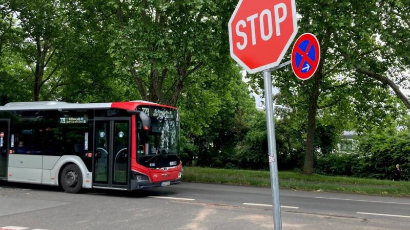 An der Koblenzer Straße in Düsseldorf: Neues Stoppschild soll Radfahrer besser schützen