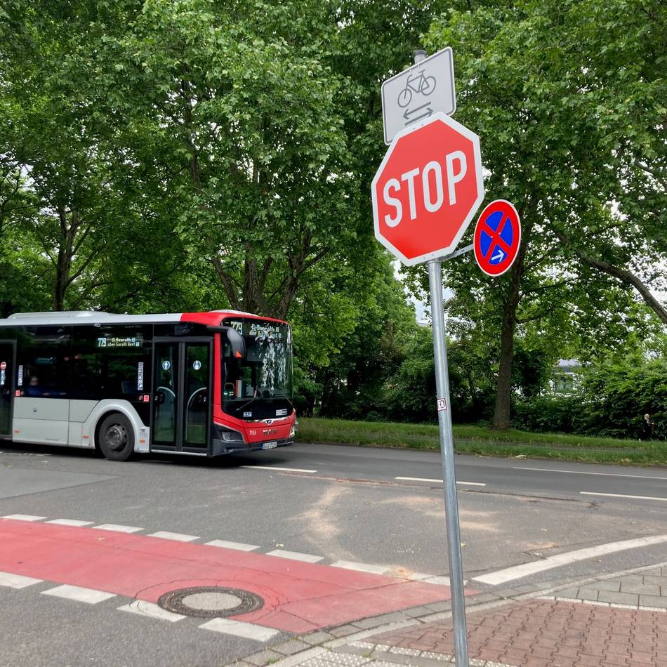 An der Koblenzer Straße in Düsseldorf: Neues Stoppschild soll Radfahrer besser schützen