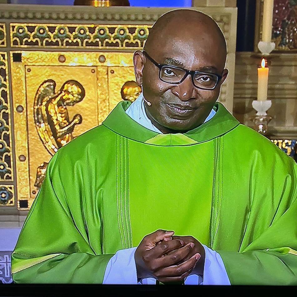 Nach Vorfällen in der Region: Gocher Pfarrer Uche Aba spricht im Fernsehen über Rassismus