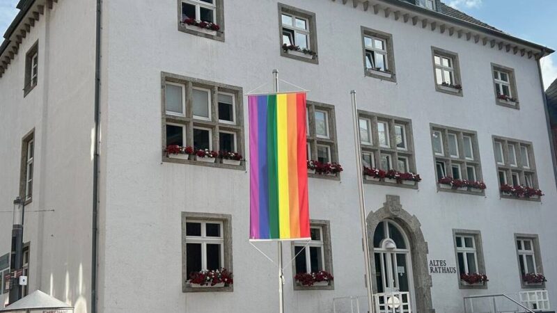 Für queere Minderheiten: Grevenbroich zeigt Flagge zum Christopher Street Day