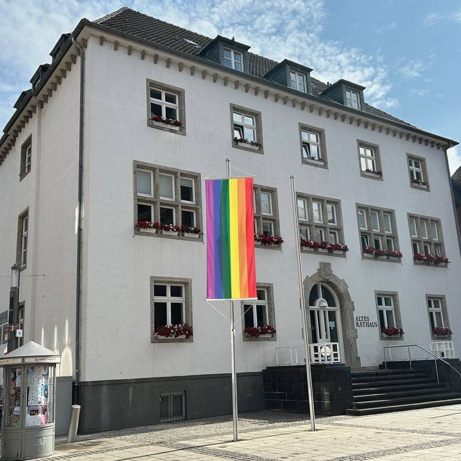 Für queere Minderheiten: Grevenbroich zeigt Flagge zum Christopher Street Day