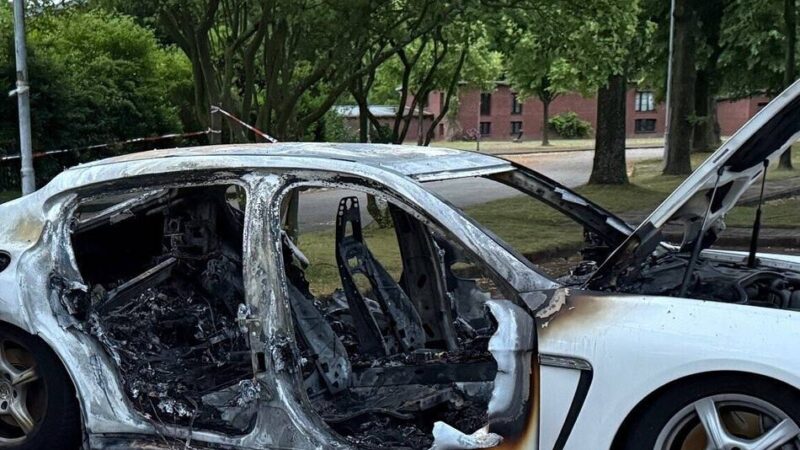 Kriminalität in Krefeld: Vier Autos durch Feuer beschädigt