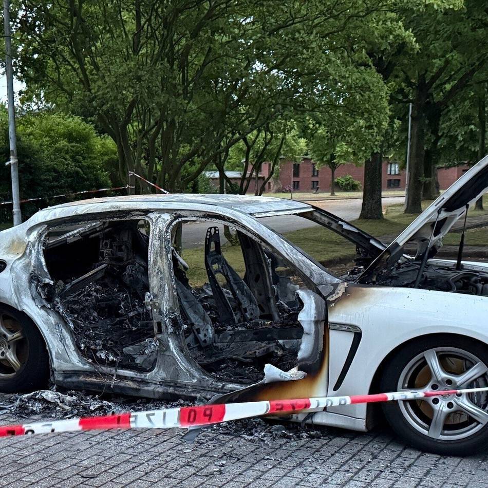 Kriminalität in Krefeld: Vier Autos durch Feuer beschädigt
