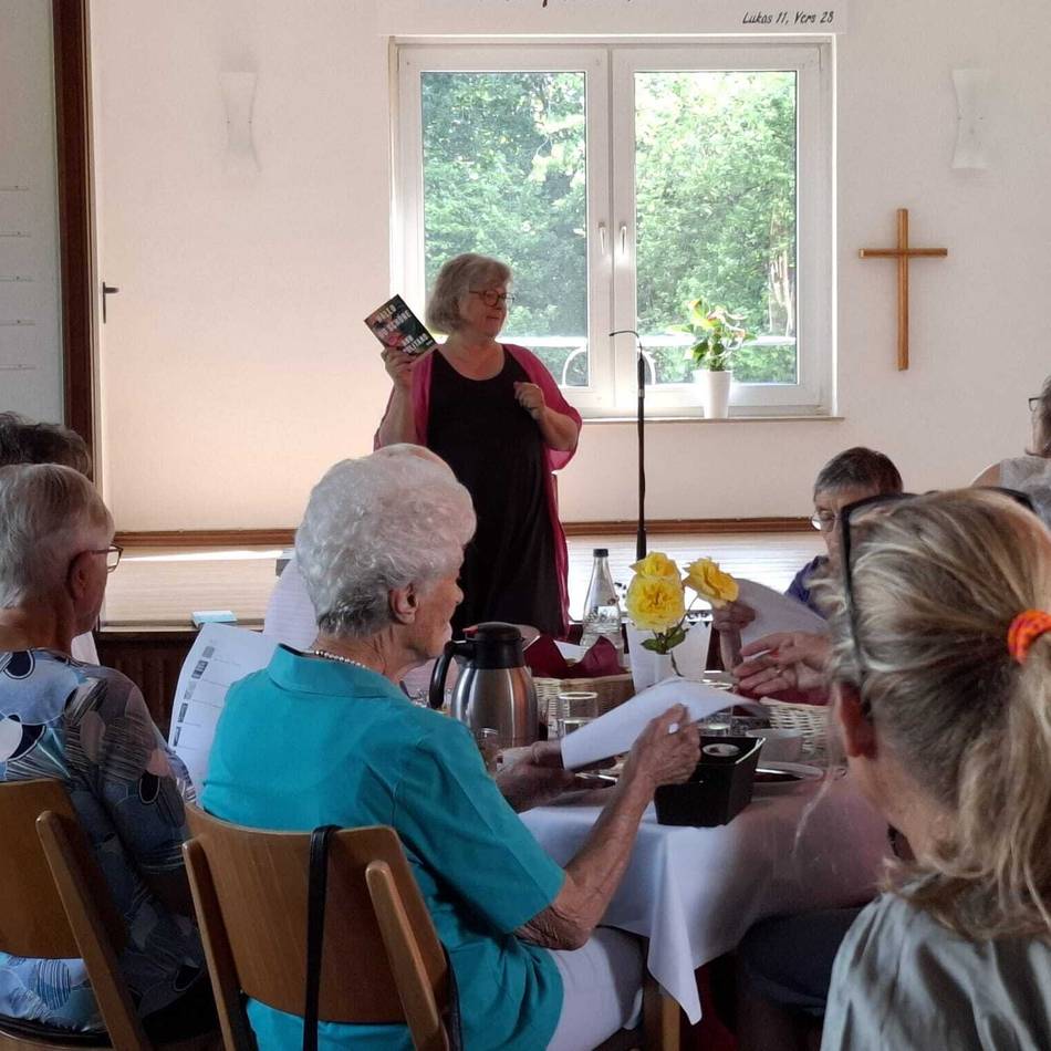 Frauenfrühstück in Wermelskirchen: Gemeinsames Essen und Buchvorstellungen mit Gabriele van Wahden