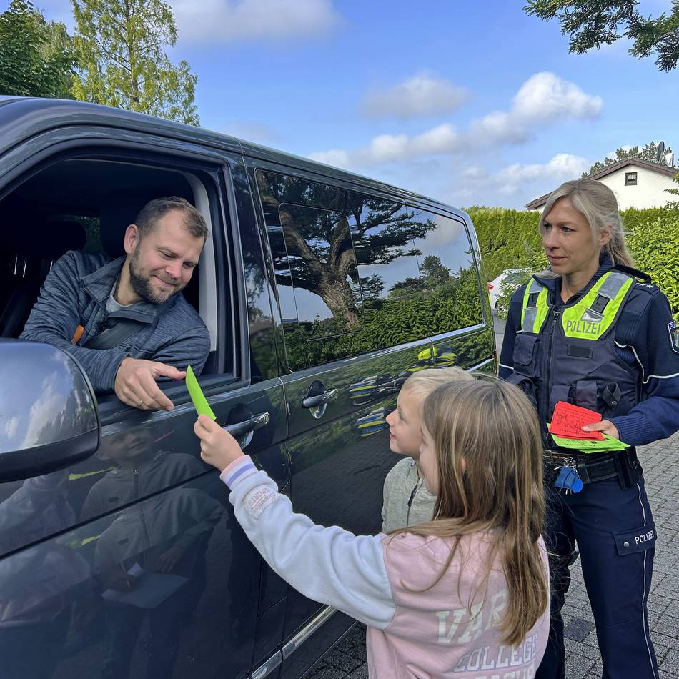 Zweitklässler verteilen an der Peckhauser Straße Denkzettel und Dankzettel an Autofahrer: Jeder Dritte war vor der Astrid-Lindgren-Schule zu schnell