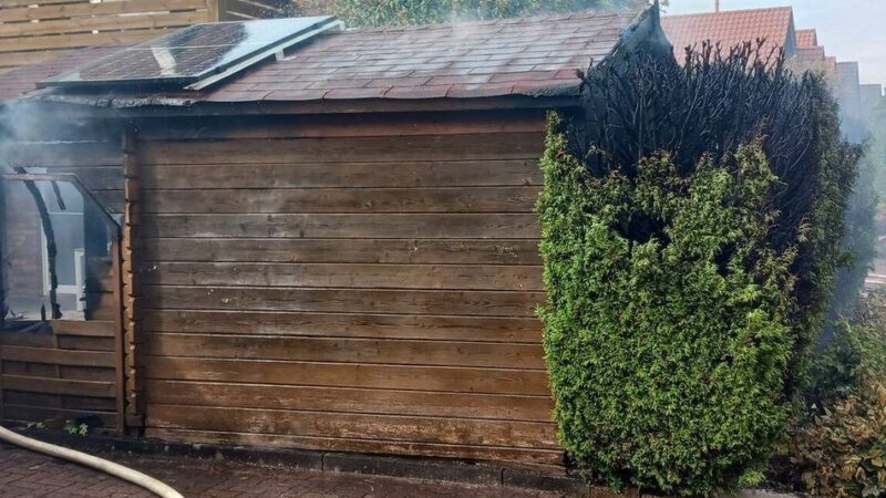 Feuerwehreinsatz an der Anne-Frank-Straße: Hecke und Gartenhütte gerieten in Brand