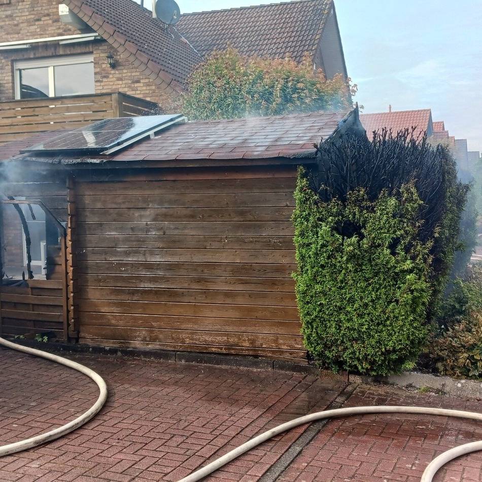 Feuerwehreinsatz an der Anne-Frank-Straße: Hecke und Gartenhütte gerieten in Brand