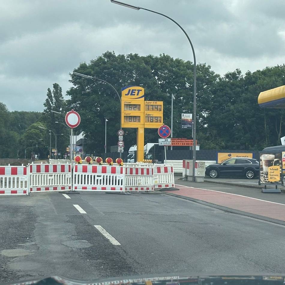 Solidaritätsaktion in Dormagen: Flashmob an der B9 – rührender Support in trister Lage