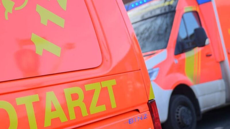 Kreuzung in Mönchengladbach gesperrt: Unfall mit zwei Autos in Rheydt – Mutter mit Kind unter Betroffenen