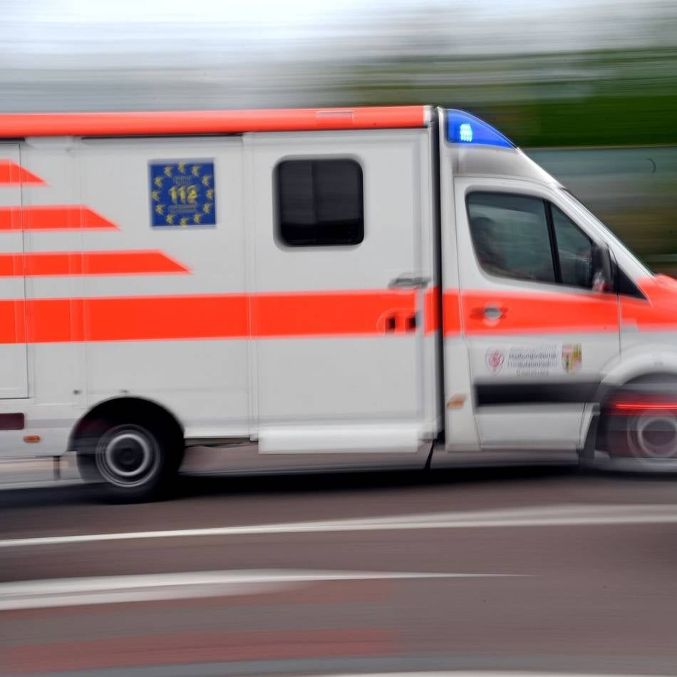 Verkehrsunfall in Voerde: Radfahrerin kollidiert mit Lkw – 43-Jährige schwer verletzt