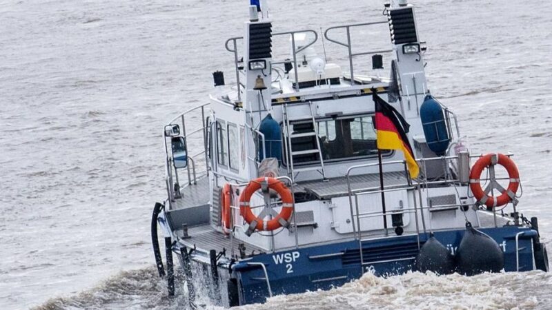 Vorfall in Duisburg-Ruhrort: Vater springt in den Rhein und rettet seine beiden Kinder