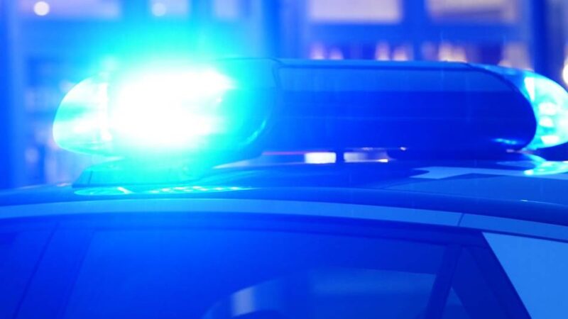 Brutaler Überfall an Bushaltestelle in Hilden: Seniorin mit Messer bedroht und ausgeraubt