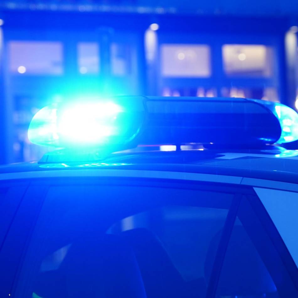Brutaler Überfall an Bushaltestelle in Hilden: Seniorin mit Messer bedroht und ausgeraubt