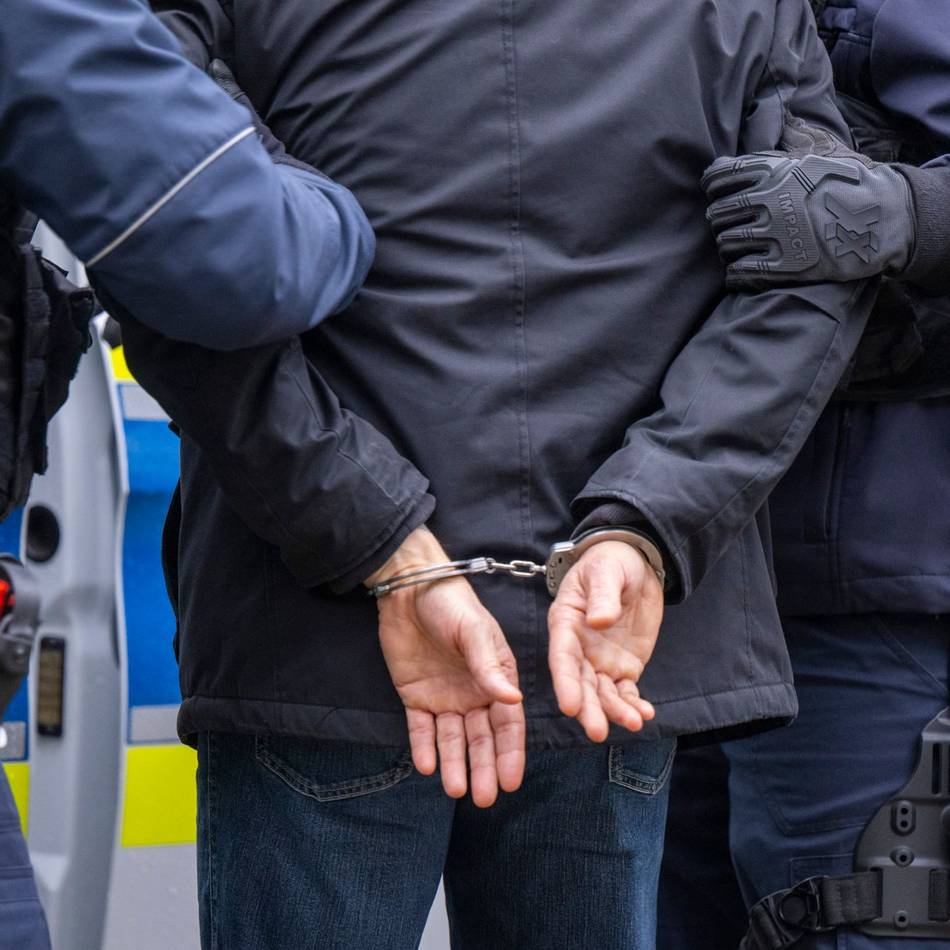 Verdacht auf ein Tötungsdelikt: Nach lebensgefährlichem Treppensturz – Mann (25) festgenommen