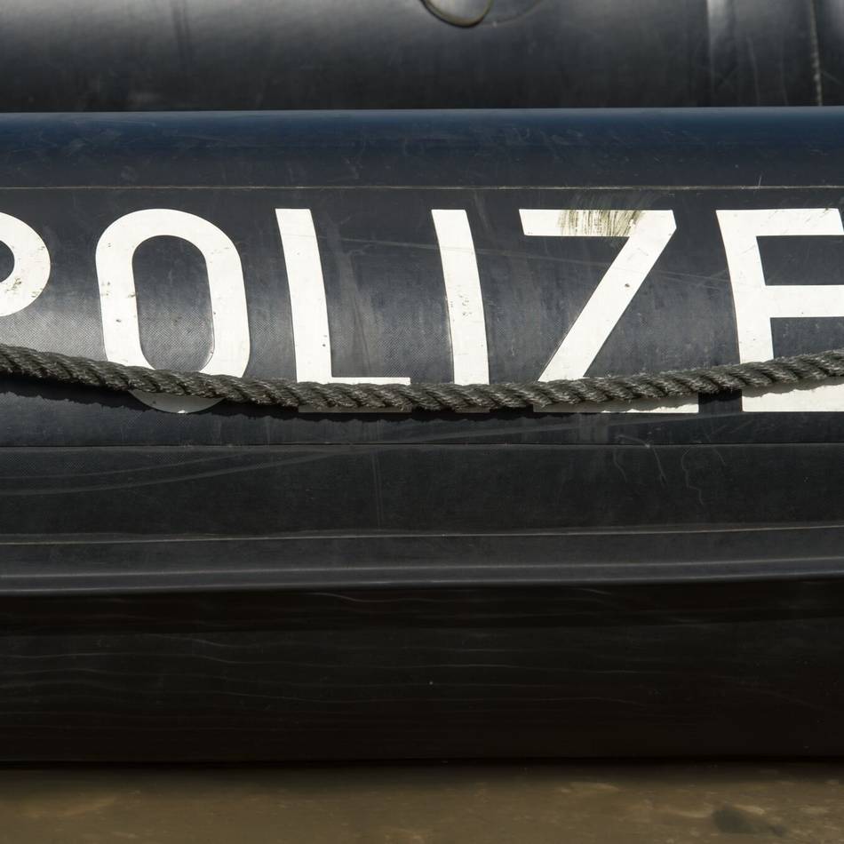 Polizei Mönchengadbach sucht Zeugen: Senior auf Bankparkplatz bestohlen