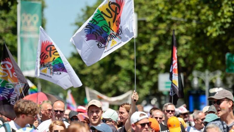 Motto „Liebe verbindet – Hass zerstört“: Tausende feiern Christopher Street Day in Düsseldorf