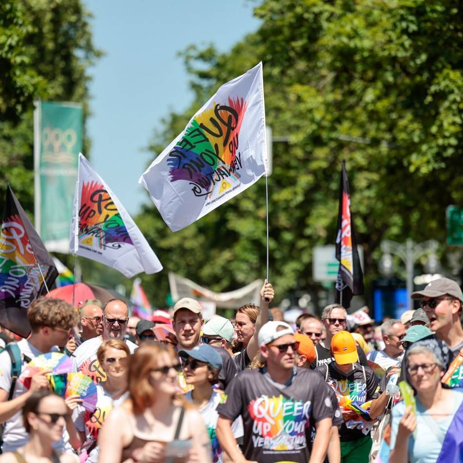 Motto „Liebe verbindet – Hass zerstört“: Tausende feiern Christopher Street Day in Düsseldorf