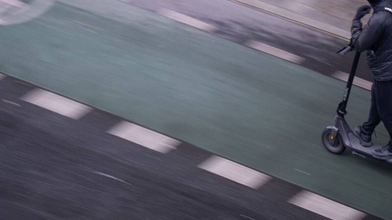 Unfall in Kempen: E-Scooter-Fahrer fährt über rote Ampel und wird verletzt