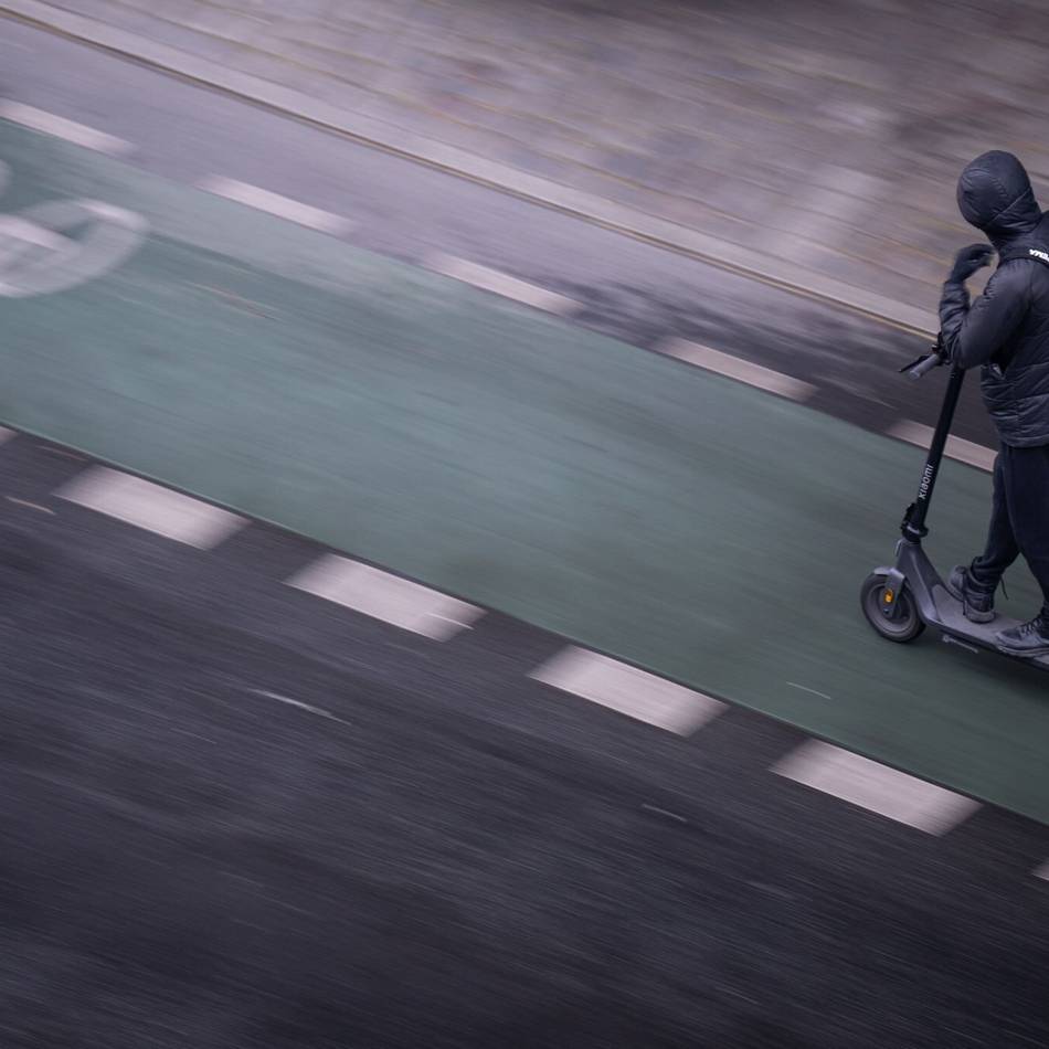 Unfall in Kempen: E-Scooter-Fahrer fährt über rote Ampel und wird verletzt