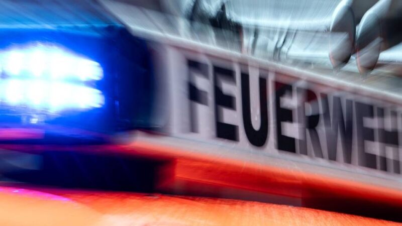 Feuer in Zu den Heiligen Schutzengeln: Beichtstuhl in Flammen – Feuerwehr löscht Brand in Kirche