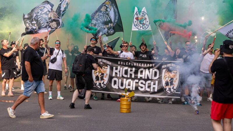 Charity-Turnier in Tönisberg: „Kick and Quatsch“ gewinnt Hand-in-Hand-Cup
