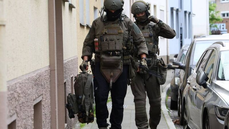 Sprengstoff vermutet: Mögliche Bedrohungslage – Wohnungsdurchsuchung in Remscheid