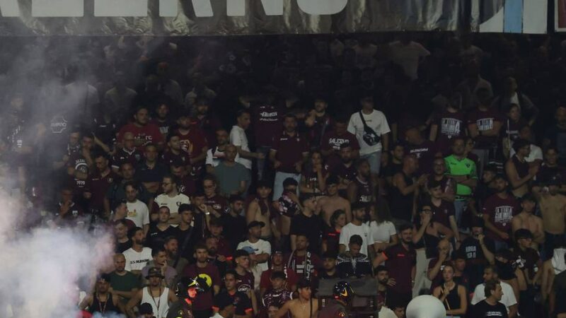Fan-Randale: Rauchbomben auf Feld: Spielabbruch bei Relegation in Italien