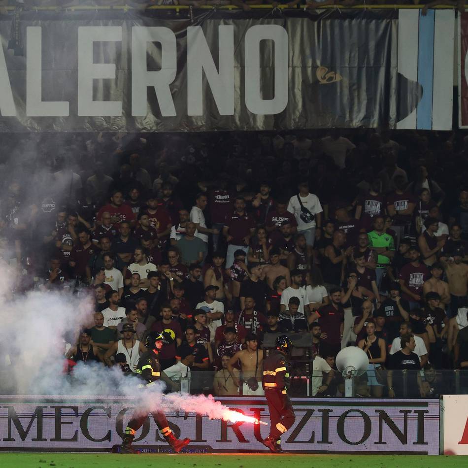 Fan-Randale: Rauchbomben auf Feld: Spielabbruch bei Relegation in Italien