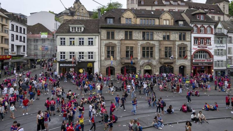 Fußball: Fan schwer verletzt: FC Basel sagt Pokalfeier nach Unfall ab