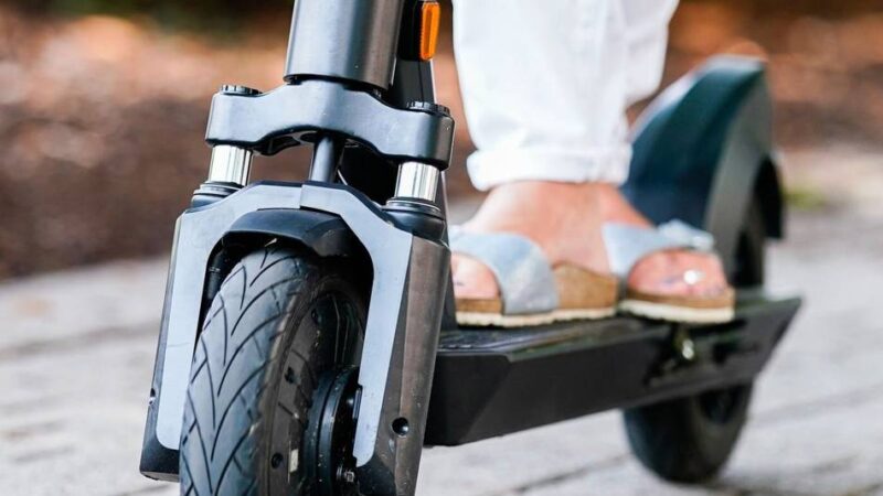 Samstagnachmittag in Wesel-Flüren: E-Scooterfahrerin (25) auf Fußgängerüberweg von Autofahrer (83) angefahren
