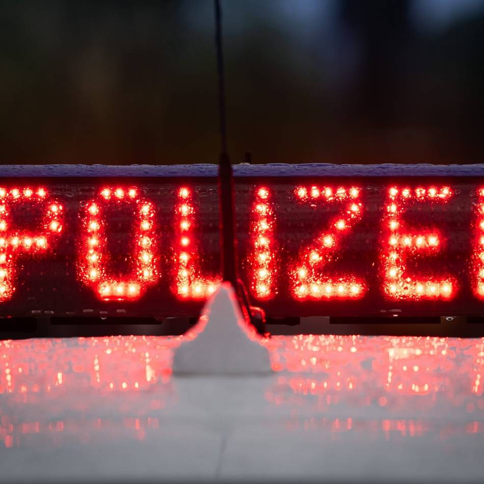 Fahrzeugbrand in Schermbeck: Auto gerät während der Fahrt in Brand – Totalschaden und Fahrbahnschäden